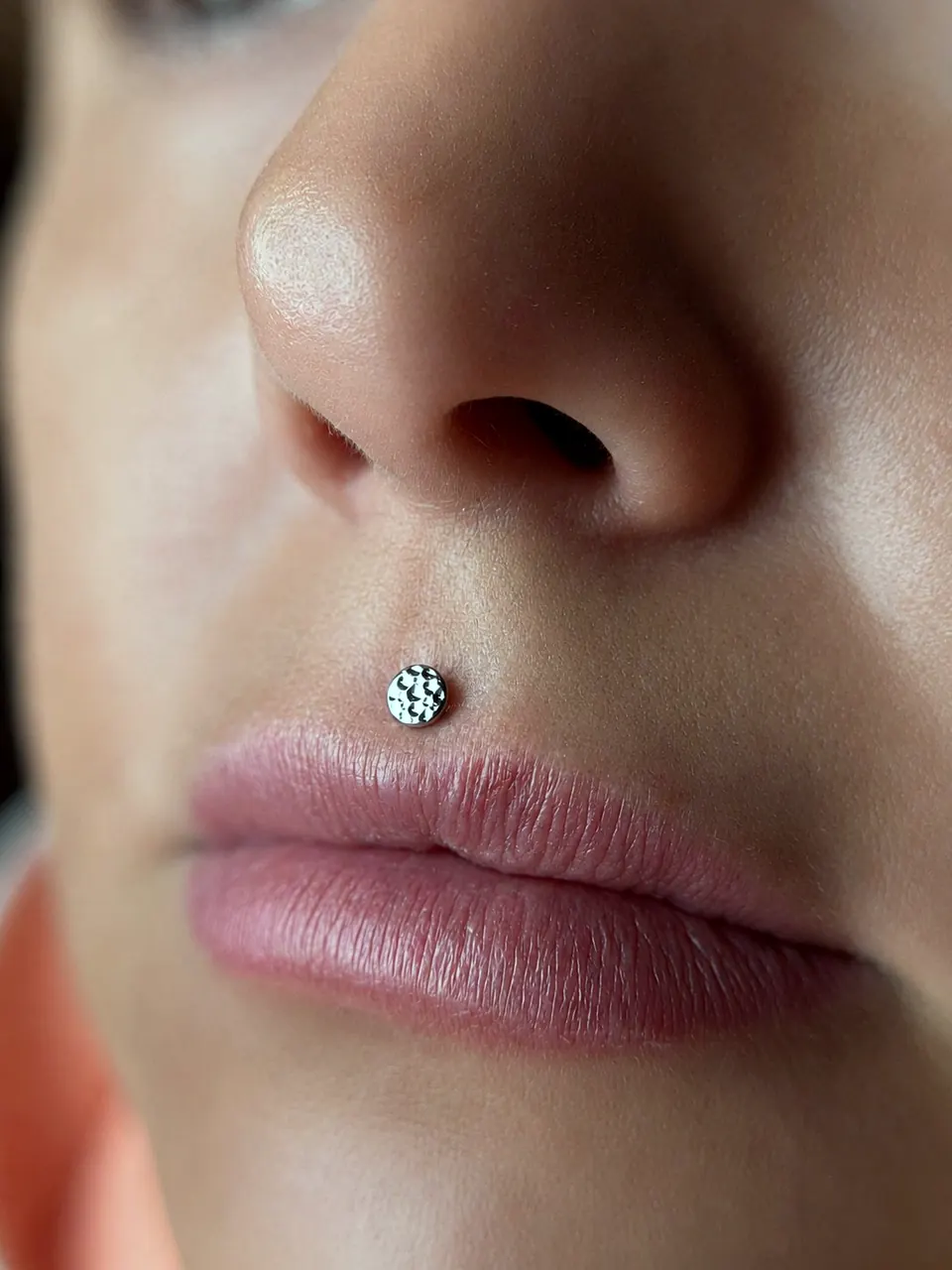 Cennik piercingu w Żarach — aktualne ceny przekłuć 3 Piercing medusa nad górną wargą