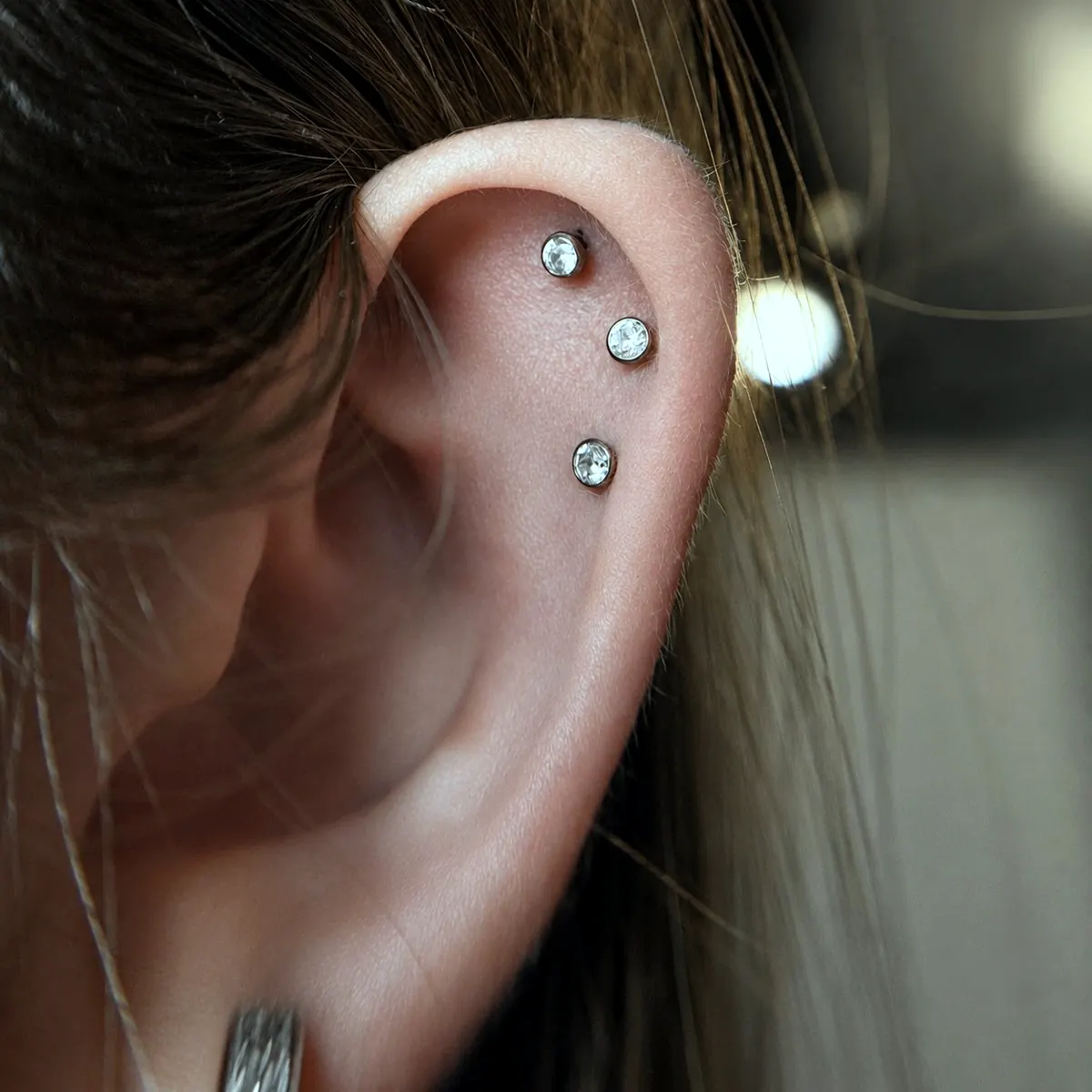 Cennik piercingu w Żarach — aktualne ceny przekłuć 6 Piercing ucha helix i lobe