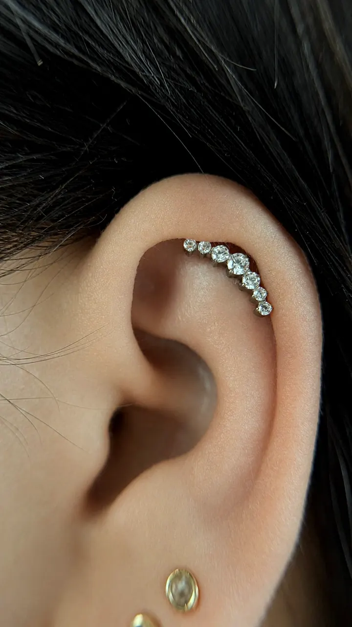 Piercing ucha conch z ozdobnym kolczykiem