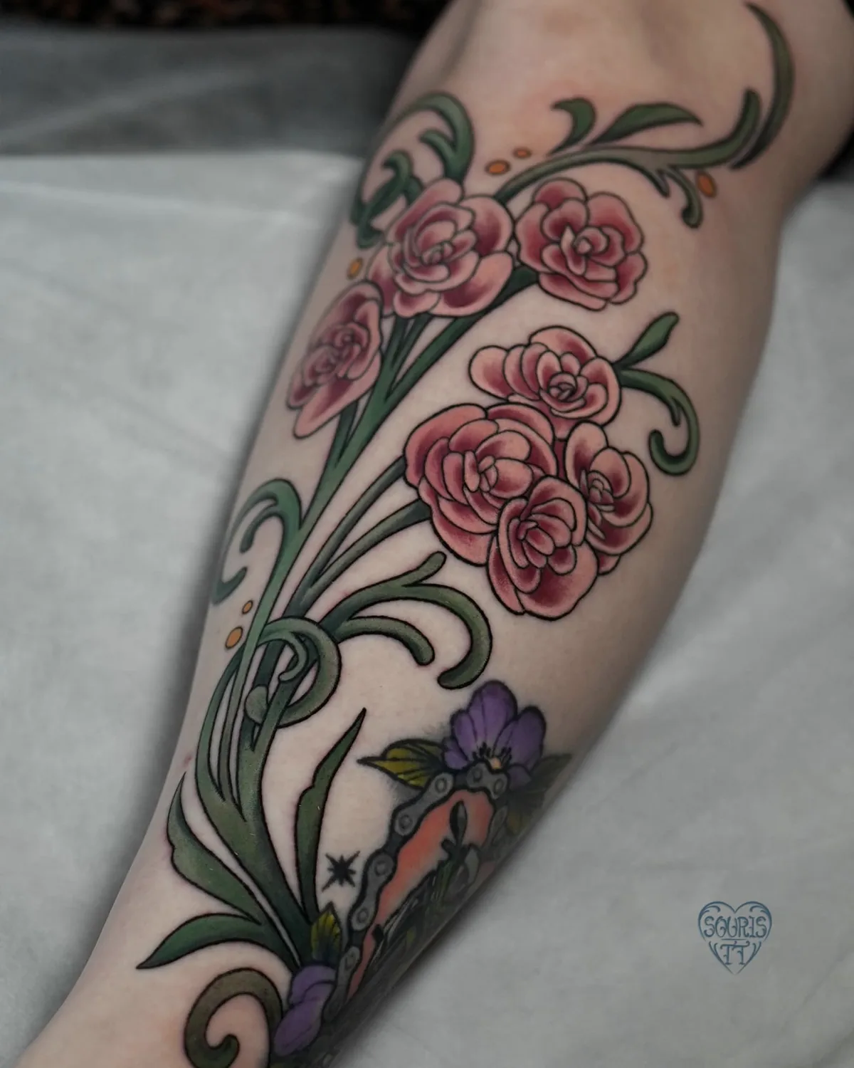 Najlepsze kwiaty na tatuaż – 12 motywów i znaczeń 4 Kolorowy tatuaż róż z łodygą