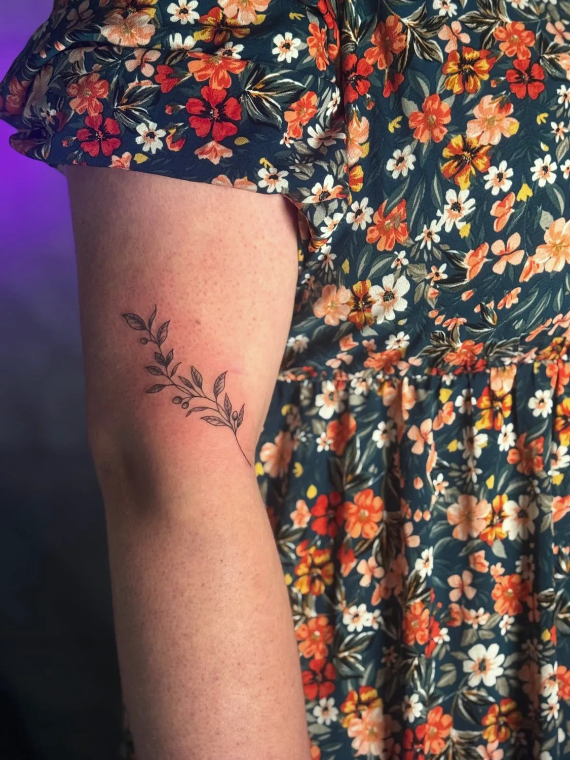 Ile kosztuje mały tatuaż? Cena i praktyczne przykłady 2 Delikatny tatuaż gałązki fine line na ramieniu — Zajawa Tattoo Żary