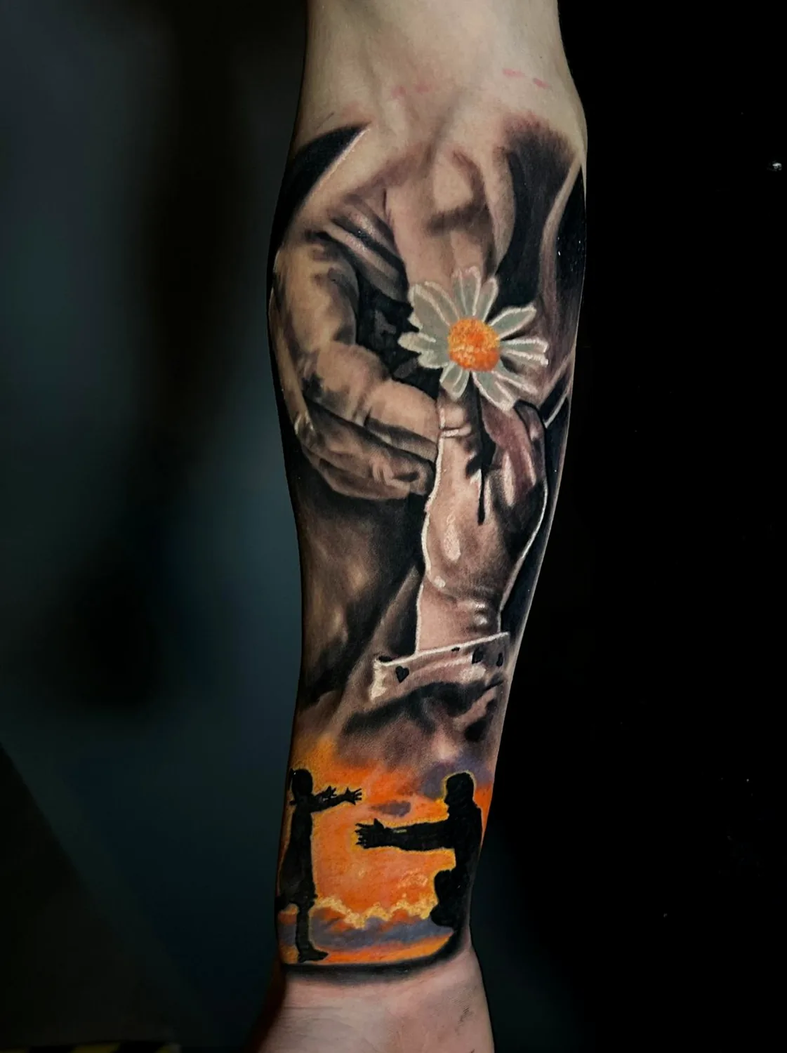Ile kosztuje tatuaż na ręce, przedramieniu lub nadgarstku? 2 Tatuaż black and grey z czerwoną różą na ramieniu — Zajawa Tattoo Żary