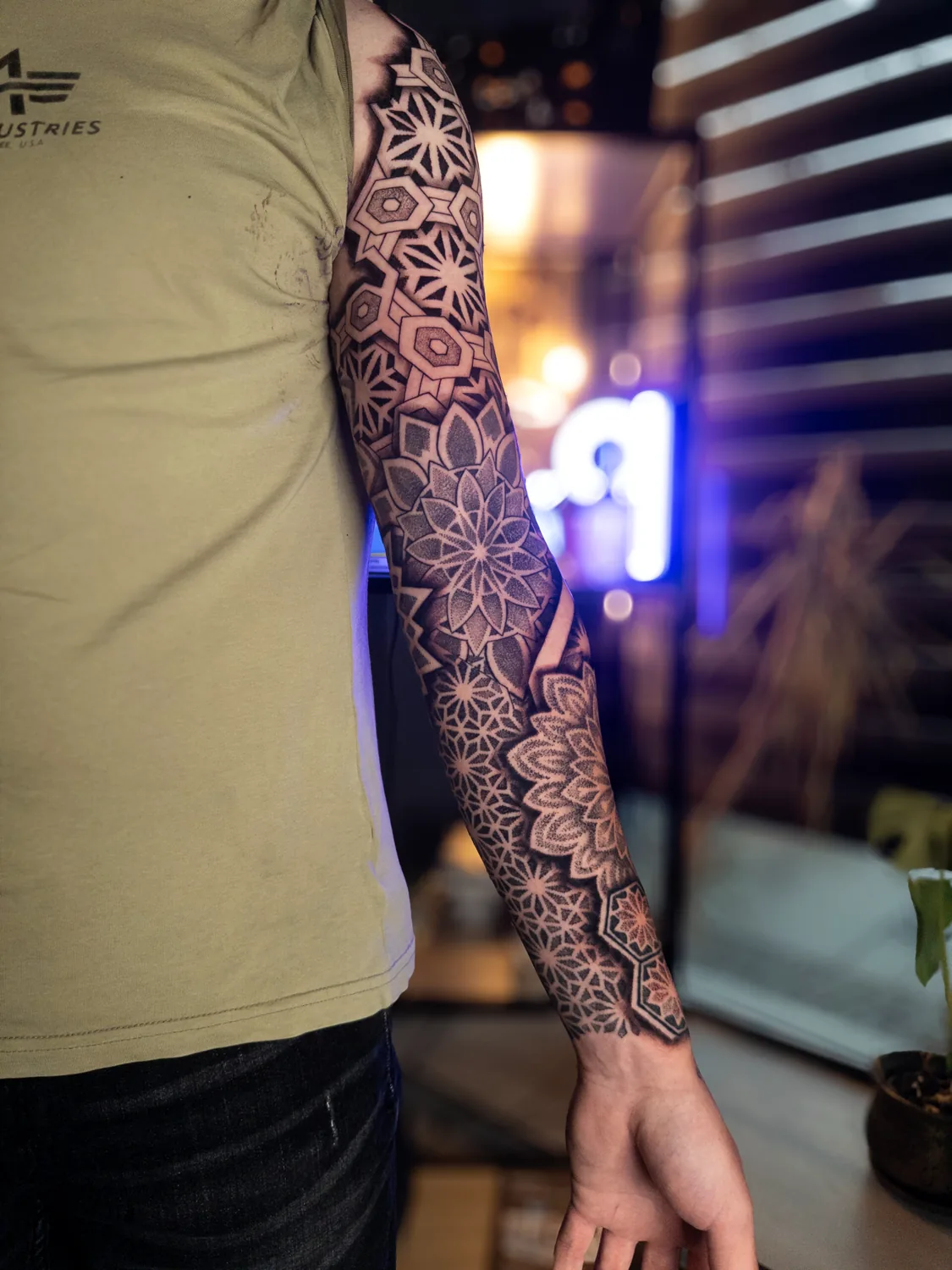 Tatuaż rękaw black and grey na ramieniu - Zajawa Tattoo Żary