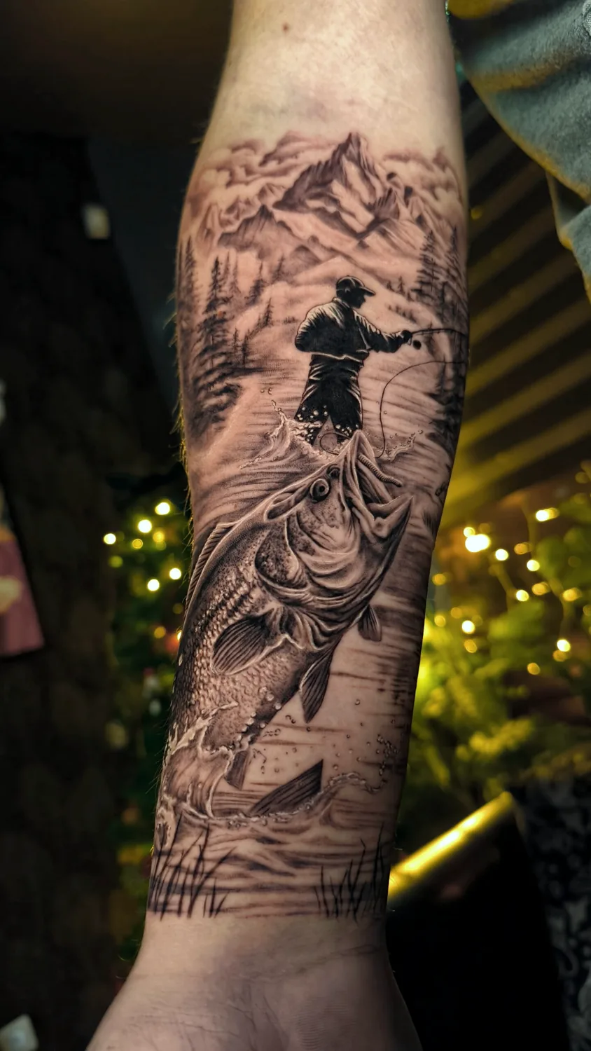 Jak wygląda wycena tatuażu i co wysłać do studia? 1 Realistyczny tatuaż black and grey na ramieniu — Zajawa Tattoo Żary