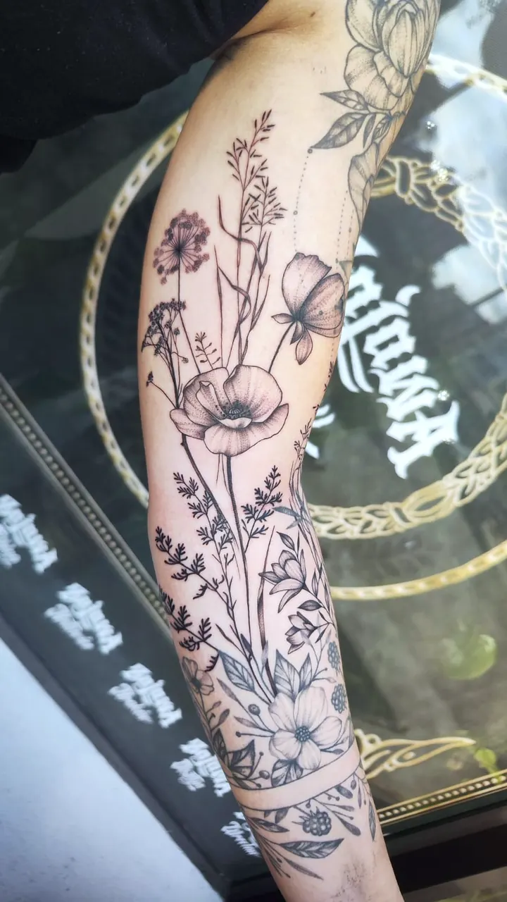 Delikatny tatuaż linearny z czytelnymi detalami