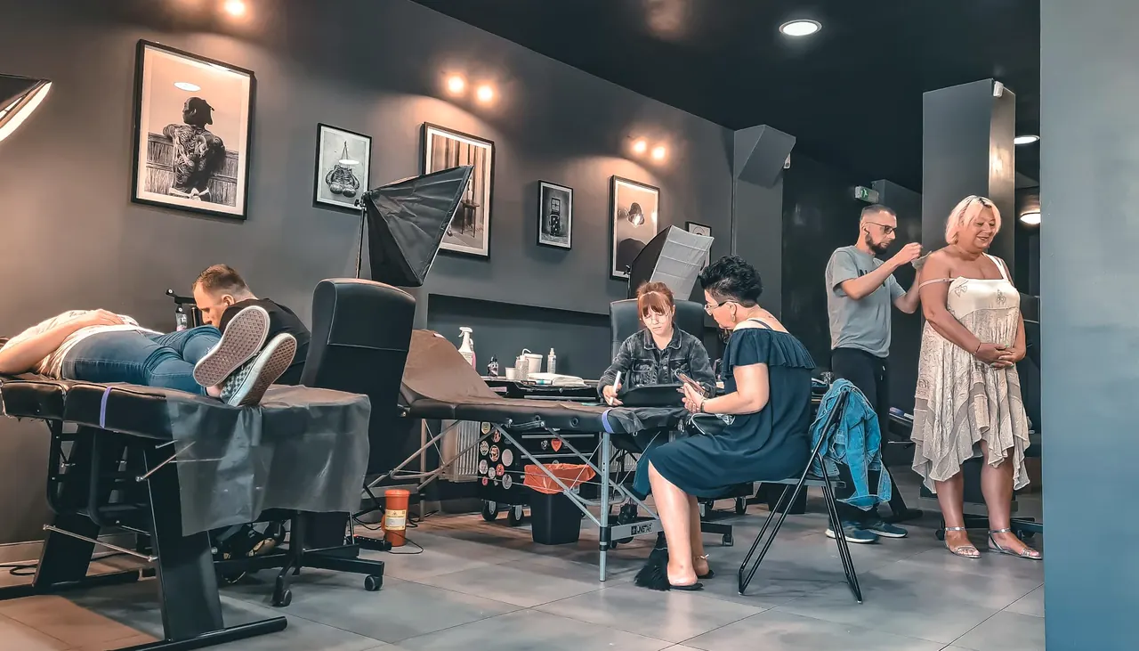 Praca nad projektem tatuażu w studiu Zajawa Tattoo Żary