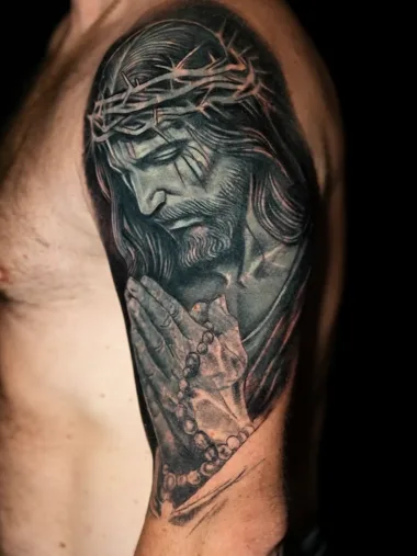 Realistyczny tatuaż religijny na ramieniu — Dima, Zajawa Tattoo Żary