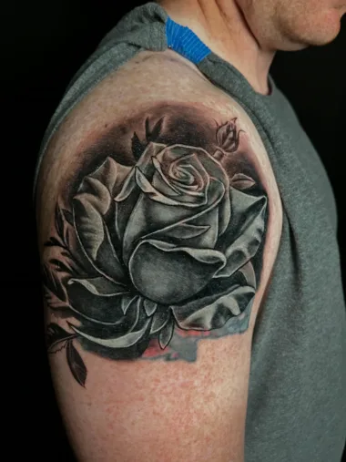 Tatuaż róży na ramieniu po cover-upie — Dima, Zajawa Tattoo Żary