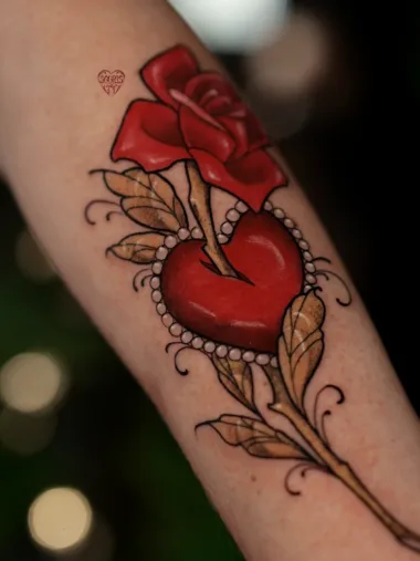 Kolorowy tatuaż serca i róż — Polina, Zajawa Tattoo Żary
