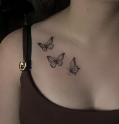 Delikatny tatuaż motyli przy obojczyku — Malwina, Zajawa Tattoo Żary