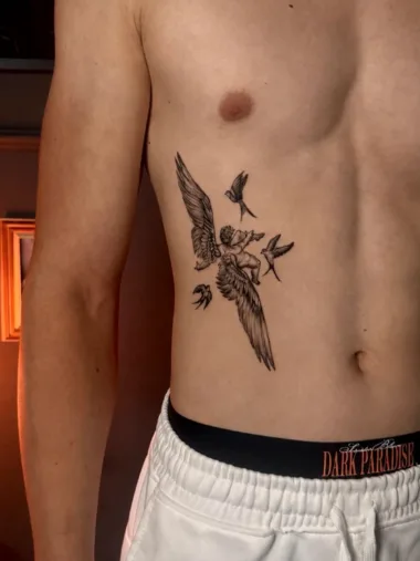 Tatuaż jaskółek i kwiatów na boku tułowia — Malwina, Zajawa Tattoo Żary