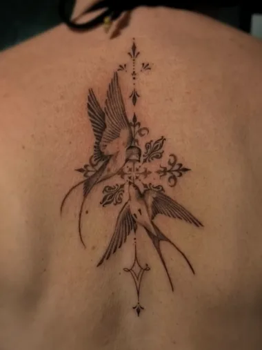 Tatuaż jaskółek i kwiatów na plecach — Nina, Zajawa Tattoo Żary