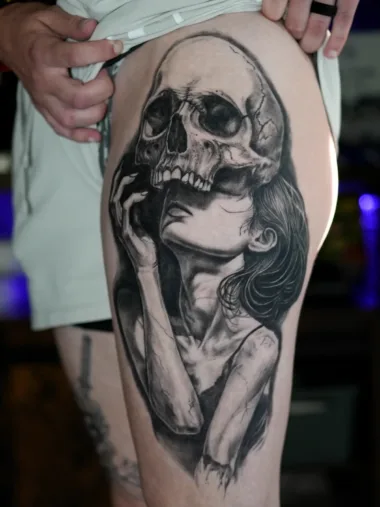 Realistyczny tatuaż czaszki, portretu i kruka na udzie — Dima, Zajawa Tattoo Żary