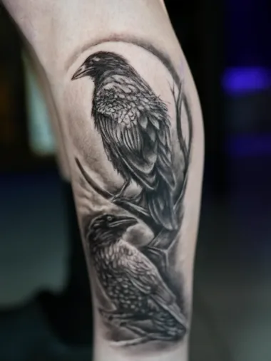 Realistyczny tatuaż czaszki, portretu i kruka na udzie — Dima, Zajawa Tattoo Żary