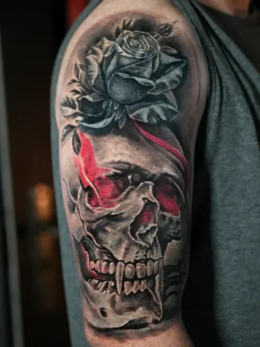 Tatuaż czaszki i róży po cover-upie — Dima, Zajawa Tattoo Żary