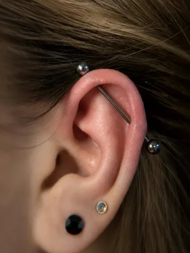 Przekłucie industrial w uchu — Maria, Zajawa Tattoo Żary